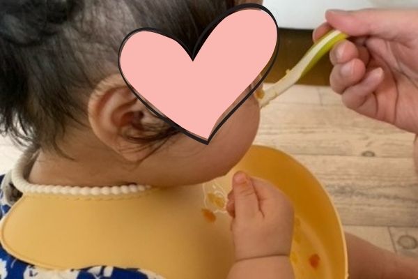 離乳食を食べる子供