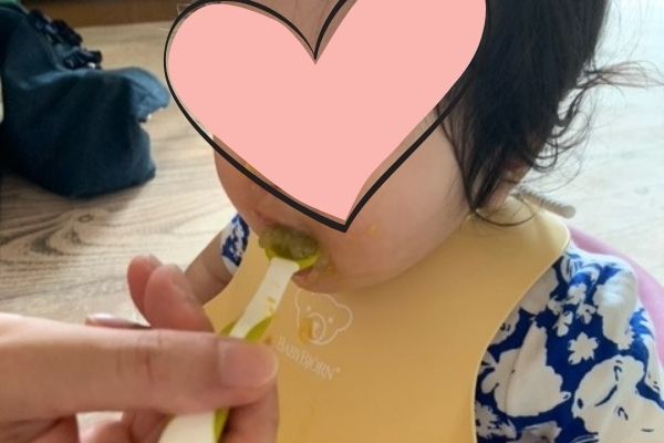 離乳食を食べる子供