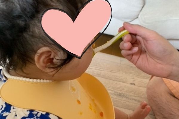 離乳食を食べる子供