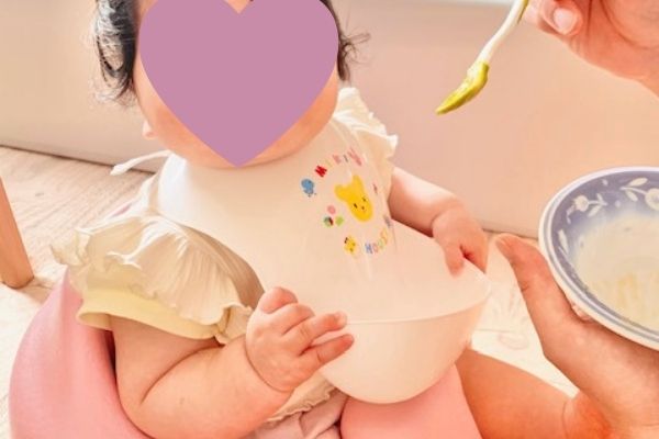 離乳食を食べる子ども